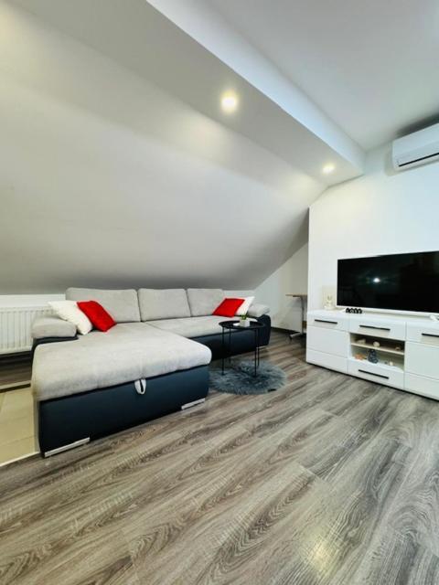 Apartments Paradise Licko Petrovo Selo Bagian luar foto